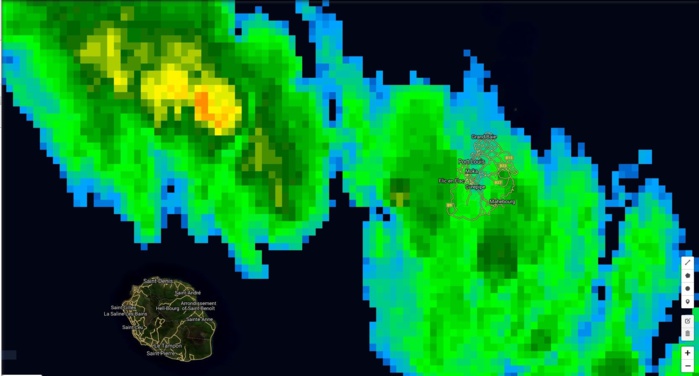 Photo satellite de 7h: les nuages plus actifs situés alors juste à l'ouest de Maurice touchent les régions ouest et le plateau central à présent.