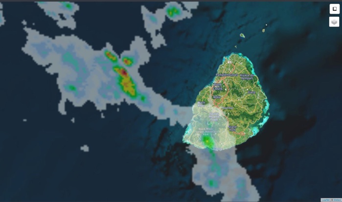 22h: radar de Météo France Réunion. Des nuages actifs s'approchent par l'ouest alors que des averses touchent Bel Ombre et sa région. Crédit image: https://www.meteoi.re/