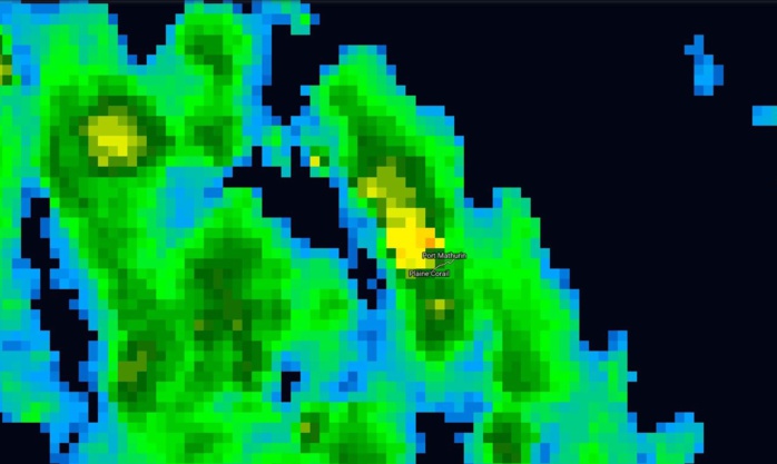 20h Lundi soir. Des nuages très actifs(jaune et orange) passent au plus près de Rodrigues mais certains déversent néanmoins de grosses averses orageuses sur la région de Plaine Corail.
