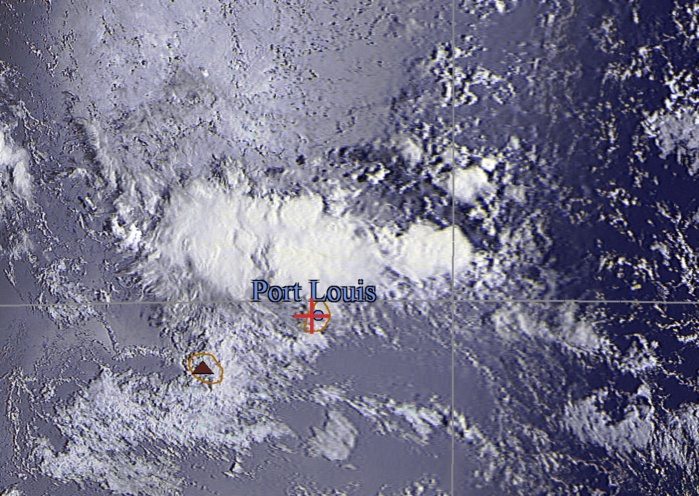 09h16: Satellite russe Meteor M2 reçu par Jacques Gentil/4Bornes. On voit bien les nuages qui persistent en mer au nord de Maurice.