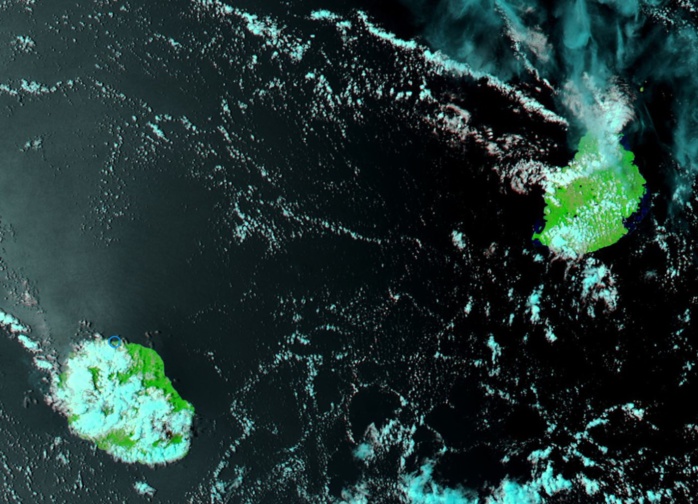 Les Iles Soeurs capturées par le satellite Aqua à 14h. On entrevoit le volcan à la Réunion. Peu de nuages sur Maurice.