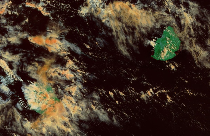 Satellite Terra à 10h20: les nuages près de Maurice sont inoffensifs. Par contre les régions sud et est de la Réunion connaissent un temps plus humide notamment dans les hauts. Satellite Terra à 10h20: les nuages près de Maurice sont inoffensifs. Par contre les régions sud et est de la Réunion connaissent un temps plus humide notamment dans les hauts.