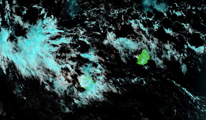 Même image satellite que la précédente avec un traitement couleur différent et un plan de vue plus large.