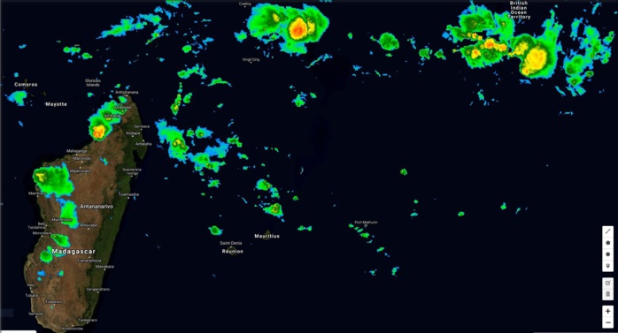 Deux zones d'activité sont suivies au nord des Mascareignes dans la zone de convergence. 97S à l'est nord est des îles Agaléga et 98S au sud ouest de Diégo Garcia. Instabilité en hausse plus proche de Madagascar et des Mascareignes. Deux zones d'activité sont suivies au nord des Mascareignes dans la zone de convergence. 97S à l'est nord est des îles Agaléga et 98S au sud ouest de Diégo Garcia. Instabilité en hausse plus proche de Madagascar et des Mascareignes.