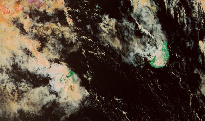 Les Iles Soeurs capturées par Noaa20 à 14h. Le quart sud est de la Réunion sous les nuages et les averses. Le Baril rapporte 48.5mm en 24h à 20h, Piton Sainte Rose:40.5mm et Grand Coude: 40.5mm. Stations de Météo France Réunion. Peu de pluie ces dernières 24h à Maurice : Mare aux Vacoas rapporte 3.4mm à 19h, station de MMS.