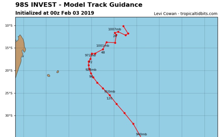 Simualtion du modèle GFS(américain) avec un passage à environ 100km à l'est de Rodrigues dans la nuit de Mercredi à Jeudi. Tendance à envisager mais qui ne doit pas être prise pour argent comptant.