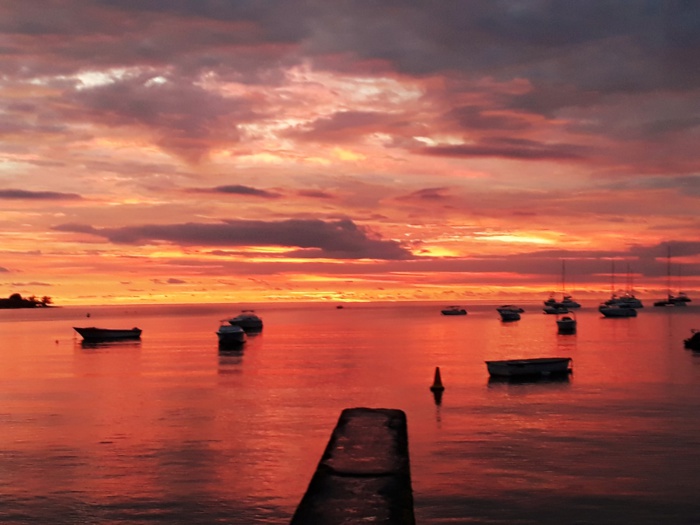 Superbe coucher de soleil à Rivière Noire/Tamarin ce Dimanche 03 Février 2019. Maryvonne Marot.