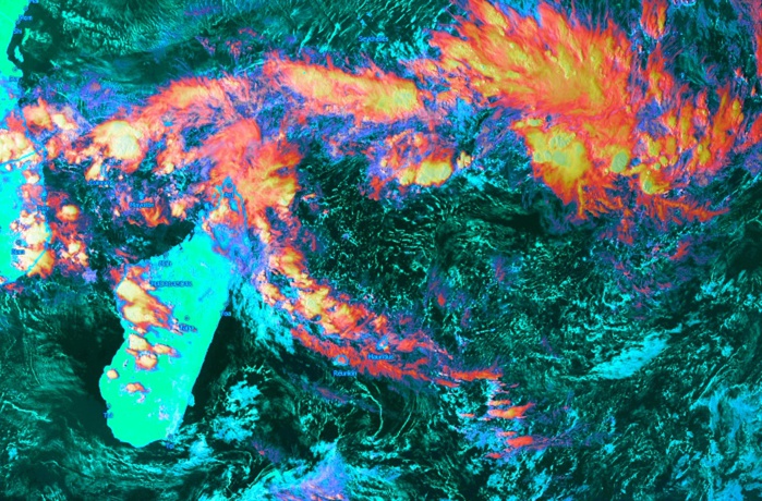 Météosat 16h. Crédit image: Kobus que j'ai "enhanced". Instabilité à proximité immédiate des côtes est et nord est de Mada. Météosat 16h. Crédit image: Kobus que j'ai "enhanced". Instabilité à proximité immédiate des côtes est et nord est de Mada.