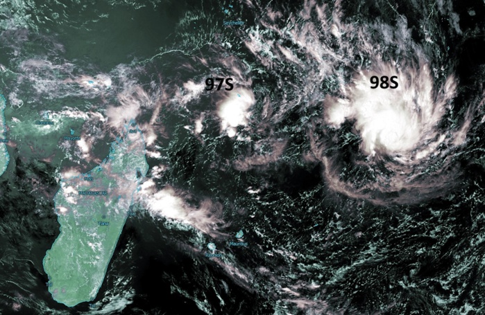 Meteosat à 13h: 98S commence à s'organiser. Crédit image: Kobus, enhanced par PH. Meteosat à 13h: 98S commence à s'organiser. Crédit image: Kobus, enhanced par PH.