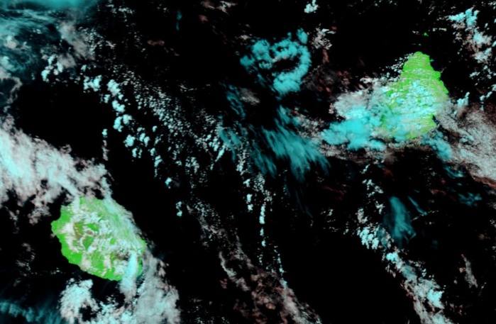 Les Iles Soeurs vues par Terra à 10h05 ce matin. Des averses touchaient alors la région du Morne à Maurice et le sud est de la Réunion.