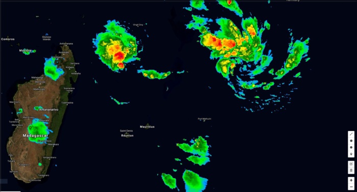 Photo satellite de 22heures. 98S sur la droite continue de s'organiser.