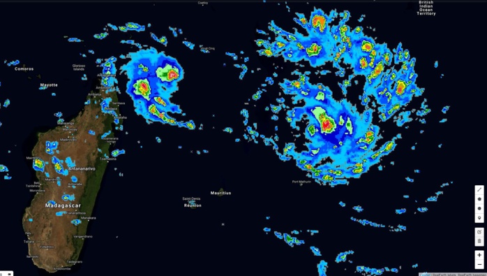 Satellite 17h30. 12S sur la droite est un système de taille normale alors que 97S est beaucoup plus compacte. Les pluies n'ont pas encore touché Rodrigues mais se rapprochent.