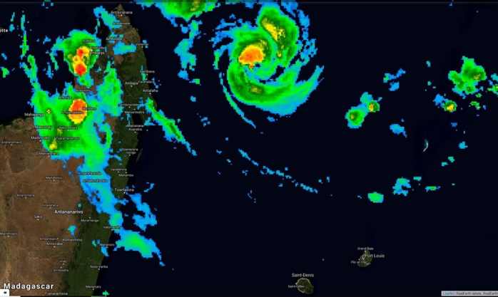Photo satellite de 22h. Le petit oeil de GELENA(13S) est bien visiible. Le cyclone est de petit diamètre. Des bandes en périphérie touchent plusieurs régions de Madagascar avec des pluies orageuses parfois fortes et de fortes rafales.