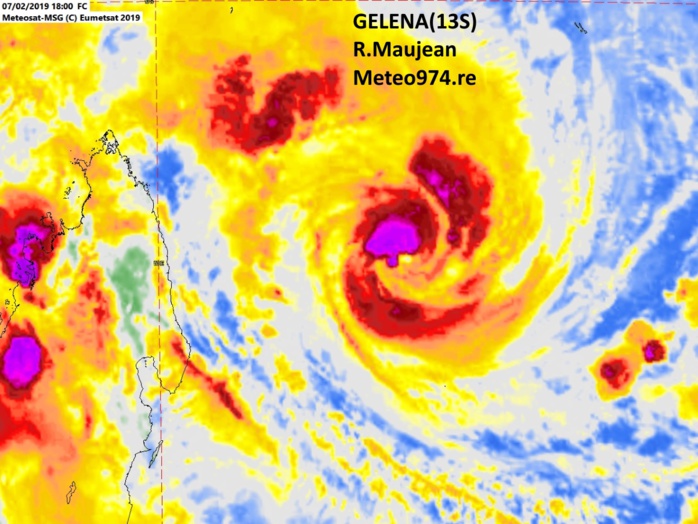 Photo satellite de 22heures. La convection s'intensifie à nouveau près du centre.