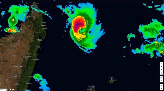 Photo satelllite de 06h: l'intensification apparait imminente. Photo satelllite de 06h: l'intensification apparait imminente.