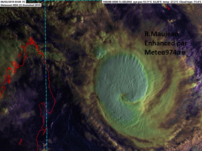 Photo satellite de 07h: le système est compacte. Il pourrait s'intensifier très rapidement ces prochaines 36heures. Photo satellite de 07h: le système est compacte. Il pourrait s'intensifier très rapidement ces prochaines 36heures.
