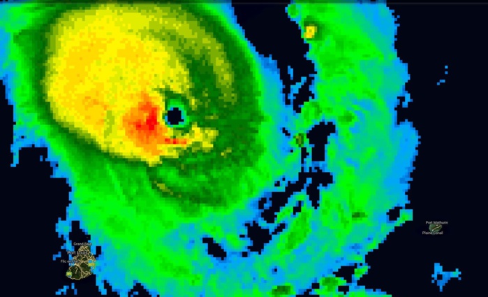 Photo satellite de 11h: le cyclone intense GELENA(13S) se rapproche de Rodrigues sur une trajectoire très menacante.