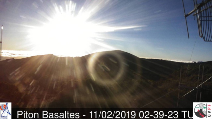 Lever du soleil sur le volcan réunionnais. Crédit image: http://www.meteo-reunion.com/