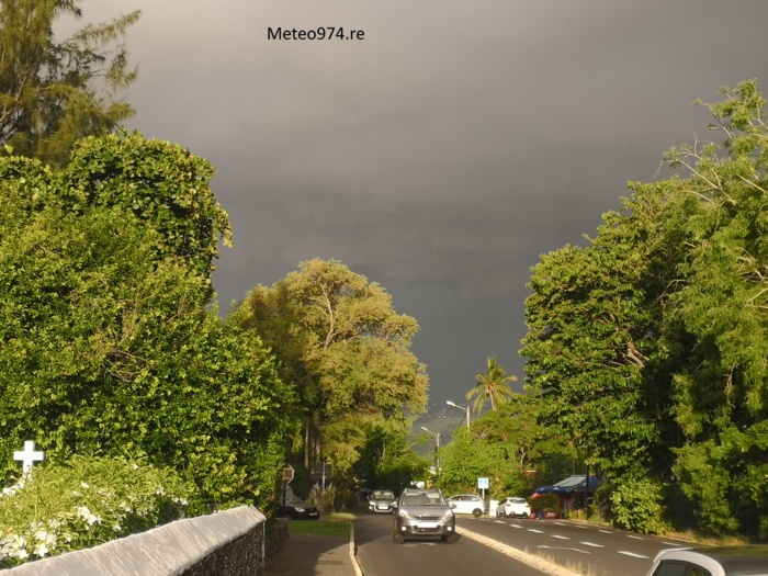 18h30: Joli grain et bel arc en ciel à Saint Paul/Réunion (VIDEO)