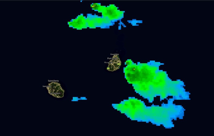 Photo satellite de 9h. Maurice encadrée par des nuages actifs.