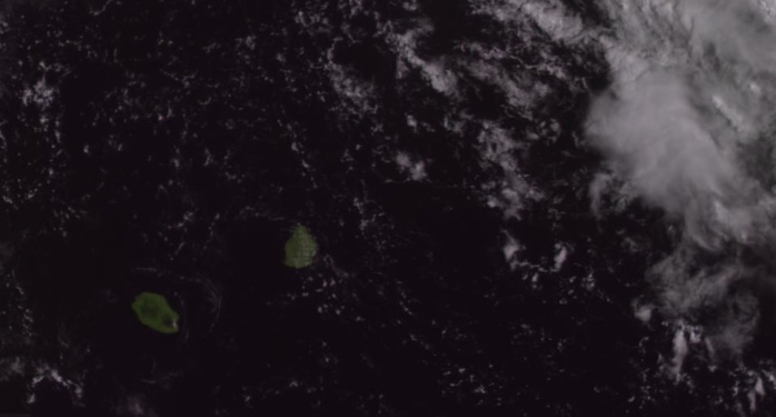 Satellite géostationnaire russe à 9h ce matin. Encore une superbe matinée comme les deux précédentes sur les Iles Soeurs avec des températures qui grimpent vite. Caliente! Les nuages vont bourgeonner avec un risque orageux  cet après midi. Zone d'instabilité au nord-est de Rodrigues.