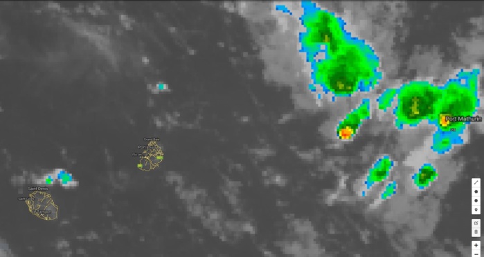 Image satellite de 23heures. La zone d'instabilité touche Rodrigues et progresse vers l'ouest. Dans le même temps la masse d'air devient plus instable à proximité des Iles Soeurs.