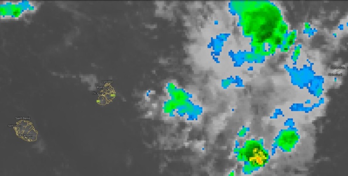 05h: la zone d'instabilité modérément active s'approche de Maurice par l'est. Bonnes averses sur Rodrigues la nuit précédente avec 51.4mm en quelques heures à Plaine Corail.