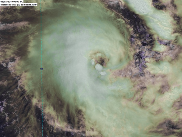 Belle photo satellite en haute résolution de ce matin à 10h de HALEH(17S) qui venait de développer un oeil en bande. Satellite: MET8, R.Maujean, Enhanced par P.Hoareau.