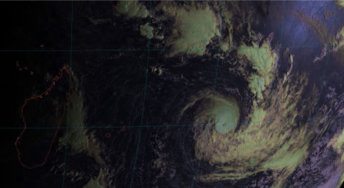 Vue large de la zone à 7heures: les Mascareignes situées dans le quadrant ouest du cyclone sont dans une zone sèche.
