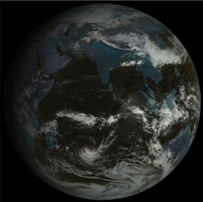Océan Indien ce matin à 9h par le satellite russe. La forte tempête tropicale HALEH s'évacue lentement vers les latitudes tempérées.