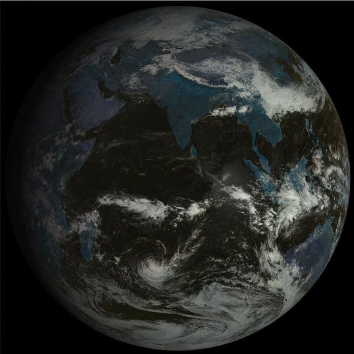 Océan Indien ce matin à 9h par le satellite russe. La forte tempête tropicale HALEH s'évacue lentement vers les latitudes tempérées. Océan Indien ce matin à 9h par le satellite russe. La forte tempête tropicale HALEH s'évacue lentement vers les latitudes tempérées.