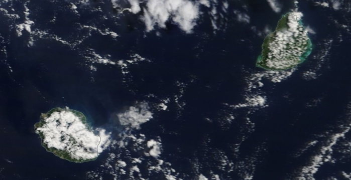 Les Iles Soeurs vues à 11h par le satellite Terra. Après une superbe première partie de matinée les nuages ont vite bourgeonné occasionnant des averses locales avant midi sur la Réunion et Maurice.