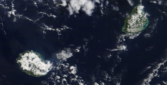 Les Iles Soeurs vues à 11h par le satellite Terra. Après une superbe première partie de matinée les nuages ont vite bourgeonné occasionnant des averses locales avant midi sur la Réunion et Maurice. Les Iles Soeurs vues à 11h par le satellite Terra. Après une superbe première partie de matinée les nuages ont vite bourgeonné occasionnant des averses locales avant midi sur la Réunion et Maurice.