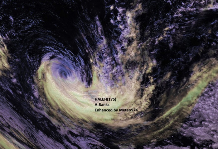 HALEH(17S) capturé par le satellite chinois FY2G ce matin à 10heures. La convection résiduelle est rejetée sur le sud de la circulation cyclonique en raison des vents défavorables en altitude et de la transformation progressive du système en tempête extra-tropicale des mers des latitudes tempérées. Dans le même temps le centre de la circulation est encore bien signé mais dénué de convection profonde.