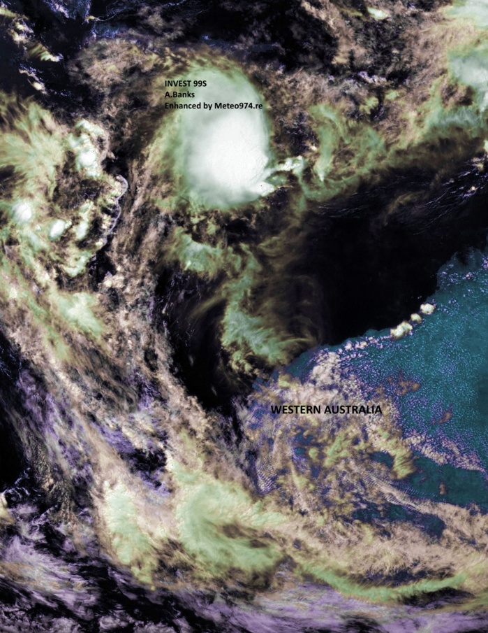 99S capturé par le satellite chinois FY2G ce matin à 10heures. Le système est localisé à 320km des côtes de Bali et loin au nord nord ouest des côtes de l'Australie Occidentale.