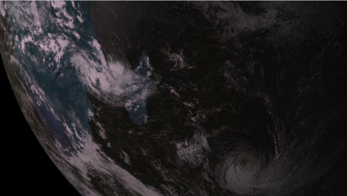 16h30: plan large du satellite russe. En bas à droite de l'image l'ex cyclone tropical intense HALEH. A l'ouest de Mada sur le Canal de Mozambique on suit 98S qui va probablement se développer sur le canal ces prochains jours.