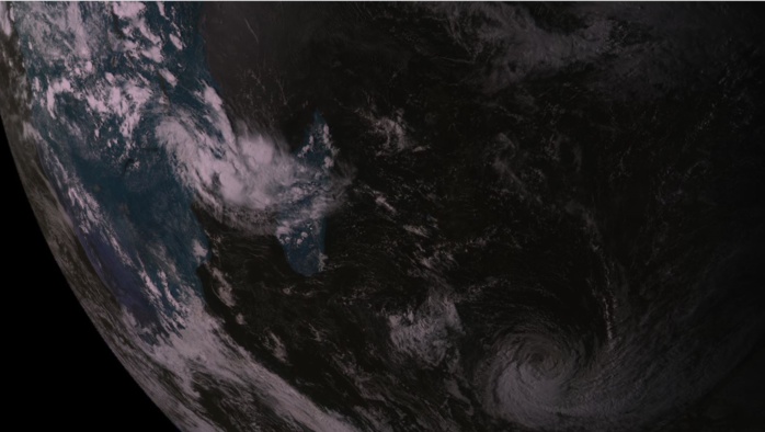 16h30: plan large du satellite russe. En bas à droite de l'image l'ex cyclone tropical intense HALEH. A l'ouest de Mada sur le Canal de Mozambique on suit 98S qui va probablement se développer sur le canal ces prochains jours. 16h30: plan large du satellite russe. En bas à droite de l'image l'ex cyclone tropical intense HALEH. A l'ouest de Mada sur le Canal de Mozambique on suit 98S qui va probablement se développer sur le canal ces prochains jours.