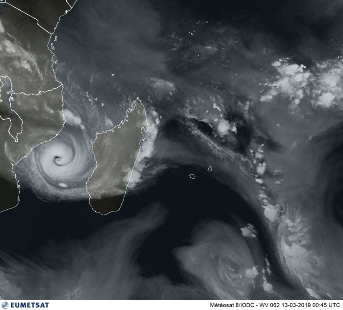 Image satellite de 04h45. Le cyclone IDAI(18S) évolue sur le Canal de Mozambique. La Réunion encore plus que Maurice est engluée dans une masse d'air sèche. Instabilité modérée sur Rodrigues.