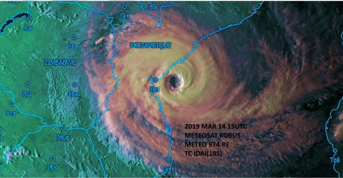 Les dernières images de la journée avec la lumière déclinante de la fin de journée mettent superbement en relief le large oeil du cyclone. Image de 19h/Mascareignes.