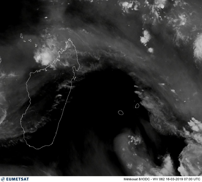 Météosat à 11heures: la Réunion est engluée dans une masse d'air sèche, un peu moins sèche à Maurice et sensiblement moins sèche à Rodrigues.