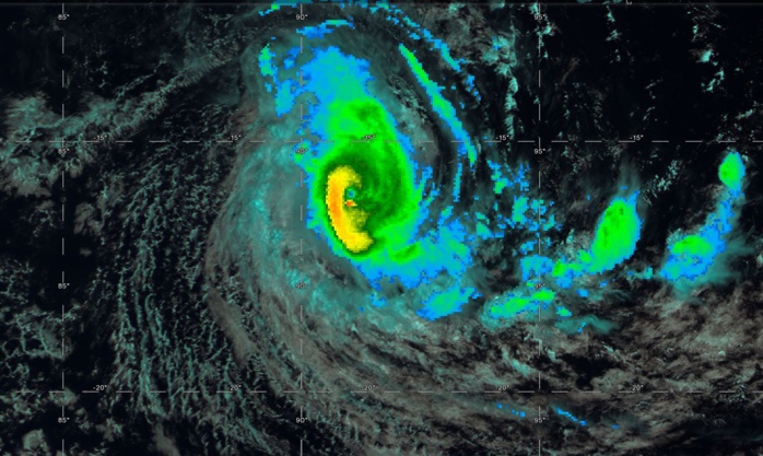 07h ce matin. Le petit oeil du cyclone gagne en définition. Le cyclone s'intensifie tout proche de 90°Est.