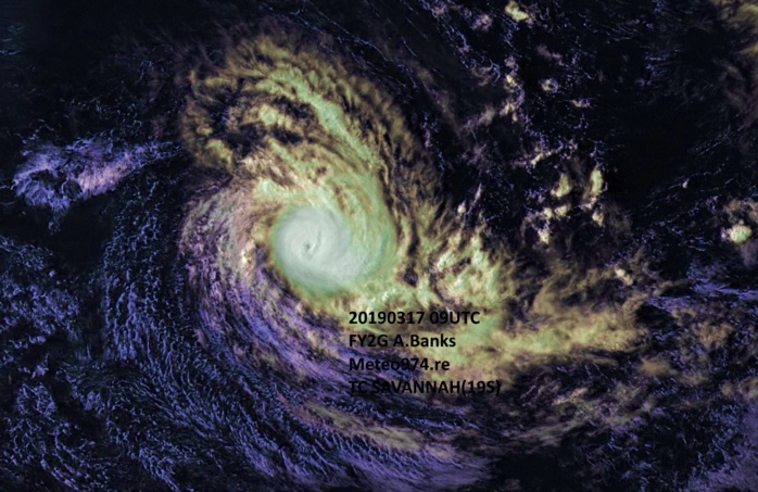 Le cyclone SAVANNAH(19S) vu en début d'après midi(13heures) de Dimanche par le satellite chinois Fy2G.  Des bandes périphériques dans les basses couches de l'atmosphère définissent la circulation cyclonique mais le coeur du système est compacte avec un peit oeil partiellement recouvert de nuages.