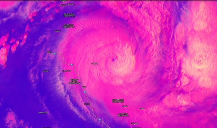 Intensification explosive de TREVOR(20P) ces dernières heures. Le petit oeil s'approche iinexorablementt de Lockhart. Image satellite de 01h/Mascareignes.