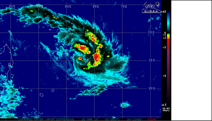 La circulation cyclonique est large. Les bandes incruvées couvrent un large périmètre ce qui explique que le système ait été très lent à se développer jusqu'ici mais cela a de bonnes chances de s'accélérer ces prochaines 48heures. La circulation cyclonique est large. Les bandes incruvées couvrent un large périmètre ce qui explique que le système ait été très lent à se développer jusqu'ici mais cela a de bonnes chances de s'accélérer ces prochaines 48heures.