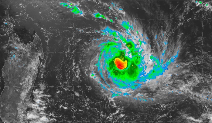 La Réunion et Maurice sont bien à l'écart des intempéries. Satellite à midi.