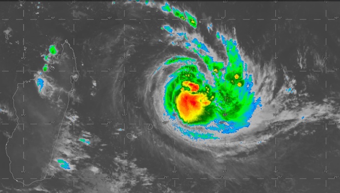 Satellite à 07heures ce matin. JOANINHA s'intensifie et l'oeil bien formé et visible sur les images micro-ondes ne devrait pas tarder à apparaitre sur les images conventionnelles.