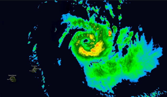 Photo satellite de 09h ce matin. L'oel est bien visible et les nuages qui le ceinturent sont plus actifs. Le cyclone montre des signes d'intensification.