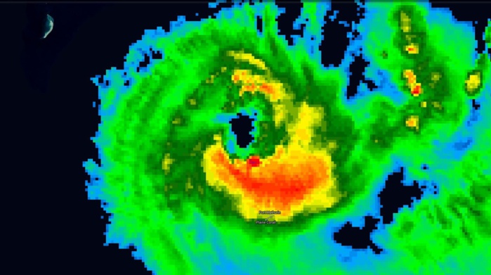 Les bandes intenses(orange, rouge) vont toucher Rodrigues cette nuit. Le cyclone montre des signes d'intensification. Satellite à 17h.