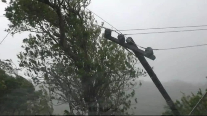 Rodrigues: le cyclone intense JOANINHA s'éloigne, quelques photos sur place ce matin Rodrigues: le cyclone intense JOANINHA s'éloigne, quelques photos sur place ce matin