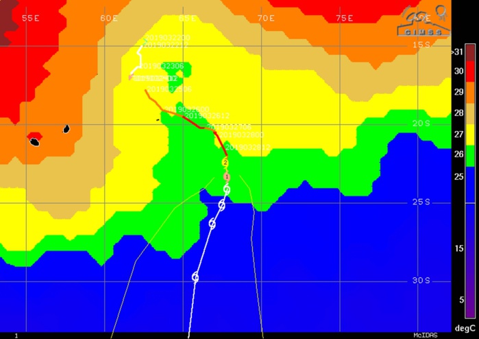 "Piscine" d'eau plus fraîche à moins de 27°c  au nord de Rodrigues suite au passage et au stationnement du cyclone JOANINHA sur la zone. La mer reste chaude à proximité de Maurice et de la Réunion.